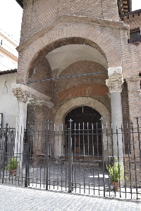 Piazza_di_S_Cosimato-Chiesa_di_S_Cosimato-Protiro (2)