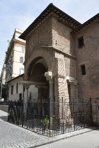 Piazza_di_S_Cosimato-Chiesa_di_S_Cosimato-Protiro (5)