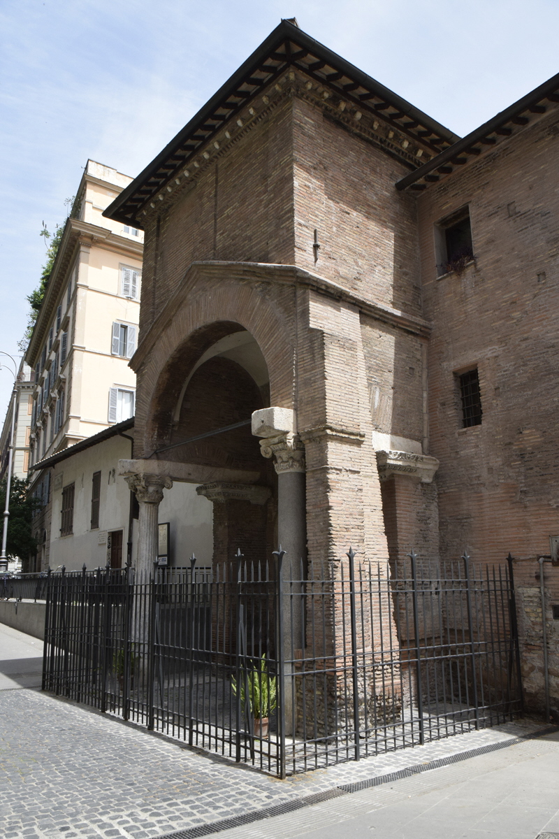 Piazza_di_S_Cosimato-Chiesa_di_S_Cosimato-Protiro (5)