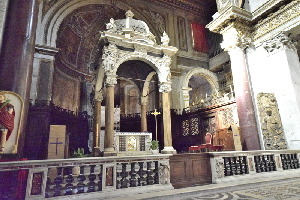 Piazza_di_S_Crisogono-Chiesa_omonima-Altare_maggiore