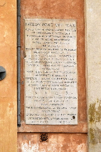 Piazza_di_S_Francesco_di_Assisi-Lapide_di_Paolo_V-1611