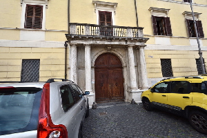Piazza_di_S_Francesco_di_Assisi-Palazzo_al_n_75-Portone