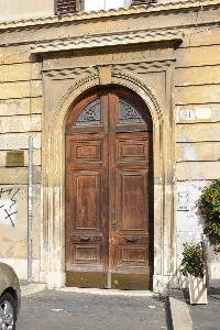 Piazza_di_S_Francesco_di_Assisi-Palazzo_al_n_91-Portone