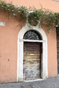 Via_di_S_Cecilia-Palazzo_al_n_13-Portone