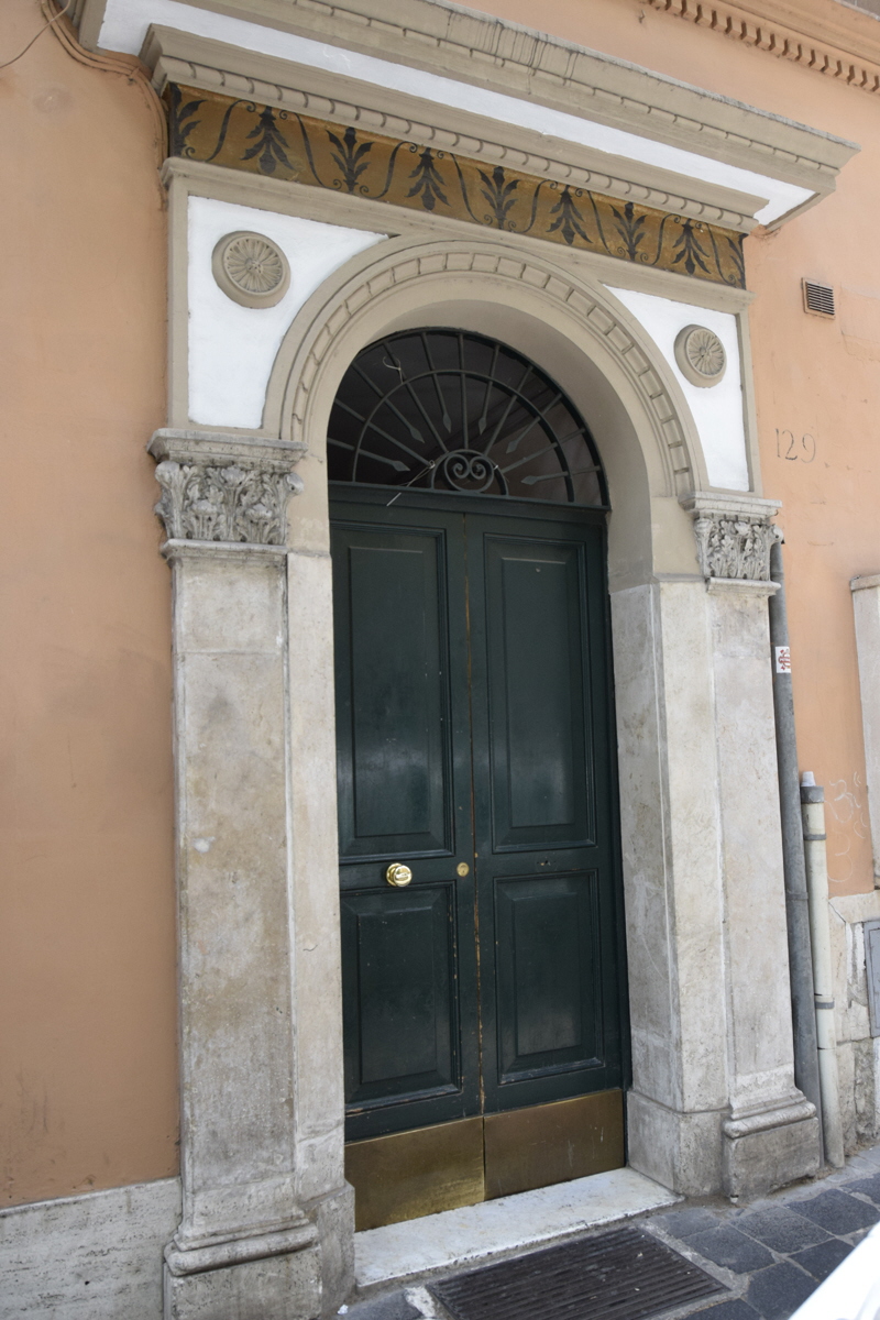 Via_di_S_Francesco_a_Ripa-Palazzo_al_n_129-Portone