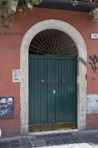 Via_di_S_Francesco_a_Ripa-Palazzo_al_n_136-Portone