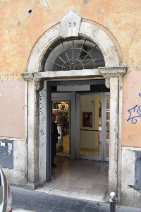 Via_di_S_Francesco_a_Ripa-Palazzo_al_n_139-Portone