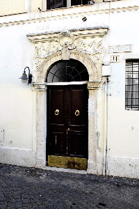 Via_di_S_Gallicano-Palazzo_al_n_11-Portone_01