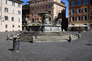 Piazza_di_S_Maria_in_Trastevere-Fontana-vuota