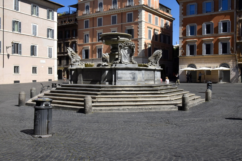 Piazza_di_S_Maria_in_Trastevere-Fontana-vuota