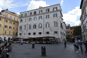 Piazza_di_S_Maria_in_Trastevere-Palazzo_al_n_12