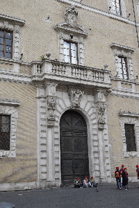 Piazza_di_S_Maria_in_Trastevere-Palazzo_di_S_Callisto-Portone