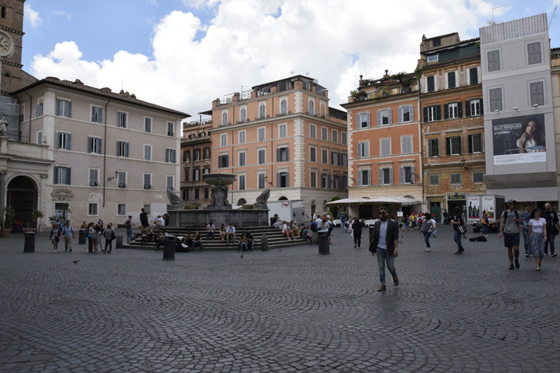 Piazza_di_S_Maria_in_Trastevere