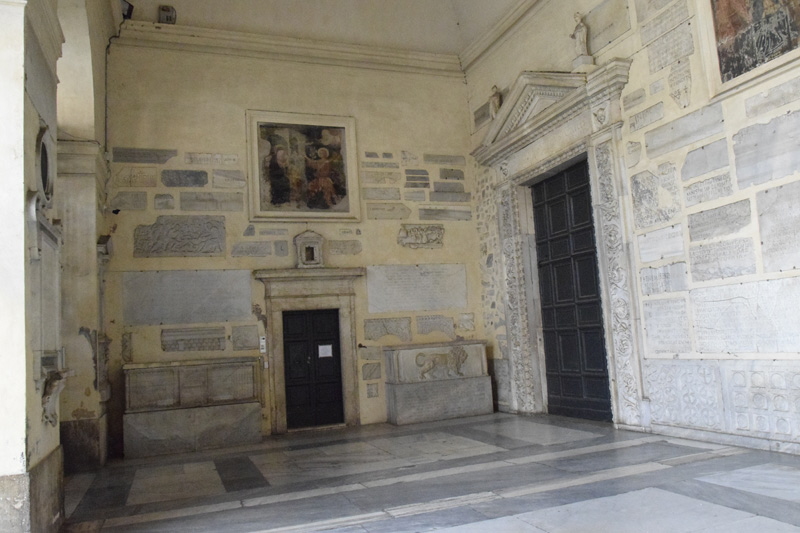 Piazza_di_S_Maria_in_trastevere-Basilica_omonima-Portico (3)