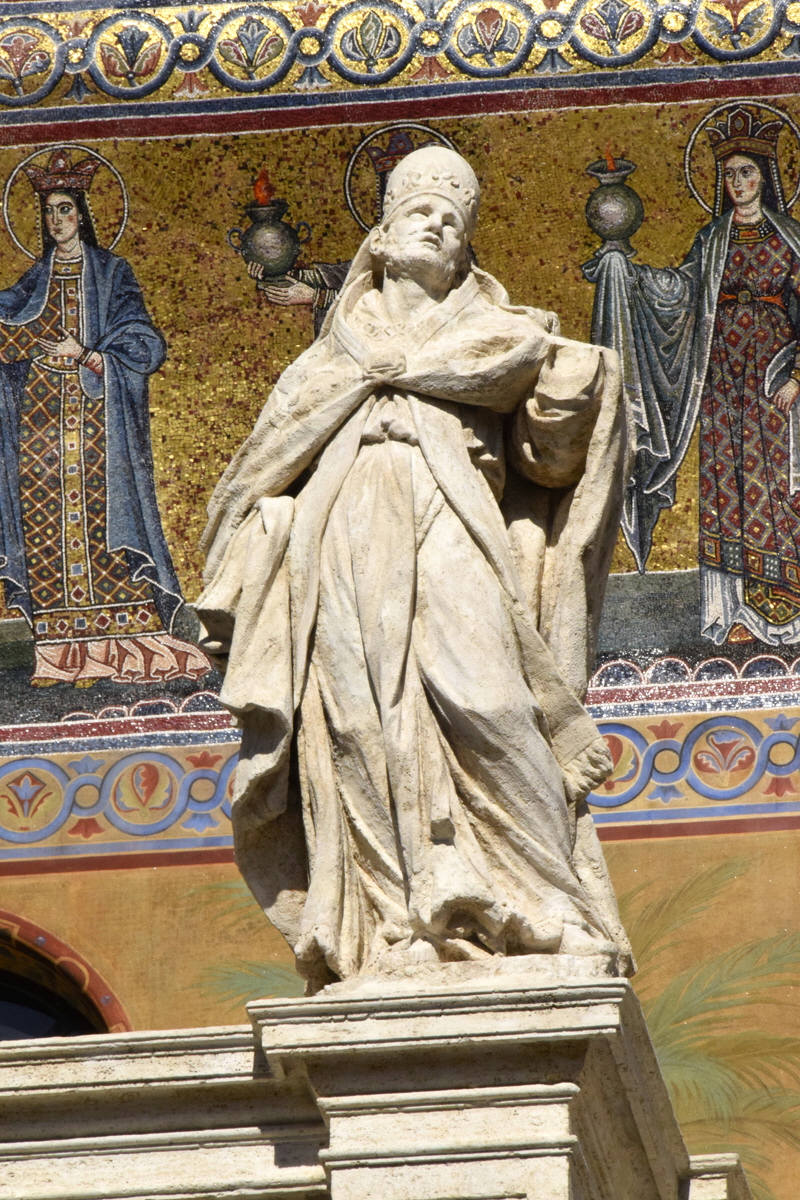 Piazza_di_S_Maria_in_trastevere-Basilica_omonima-Statua_controversa