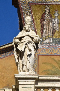 Piazza_di_S_Maria_in_trastevere-Basilica_omonima-Statua_di_S_Callisto