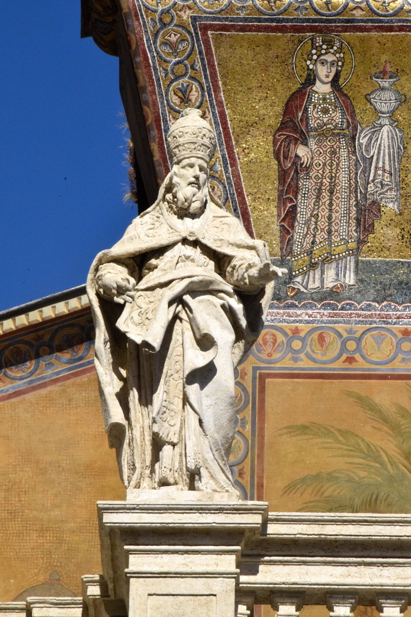 Piazza_di_S_Maria_in_trastevere-Basilica_omonima-Statua_di_S_Callisto