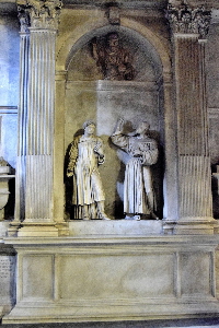 Piazza_di_S_Maria_in_trastevere-Basilica_omonima-Statue_SS_Lorenzo_e_Francesco