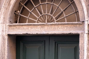 Salita_di_S_Onofrio-Palazzo_al_n_21-Architrave