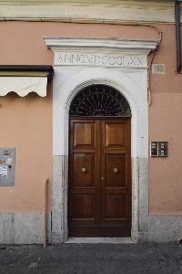 Vicolo_di_S_Margherita-Palazzo_al_n_10-Portone