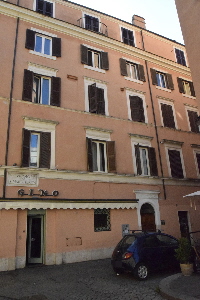 Vicolo_di_S_Margherita-Palazzo_al_n_10