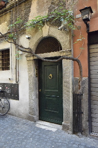 Vicolo_di_S_Margherita-Palazzo_al_n_2-Portone