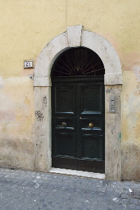Vicolo_di_S_Margherita-Palazzo_al_n_21-Portone