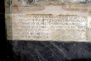 Vicolo_di_S_Maria_in_Cappella-Chiesa_omonima-Lapide-1090 (2)