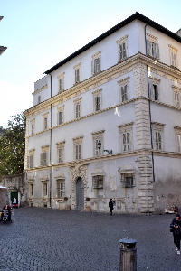 Vicolo_di_S_Maria_in_Trastevere-Palazzo_Cavalieri_al_n_23