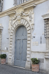Vicolo_di_S_Maria_in_Trastevere-Palazzo_al_n_23-Portone