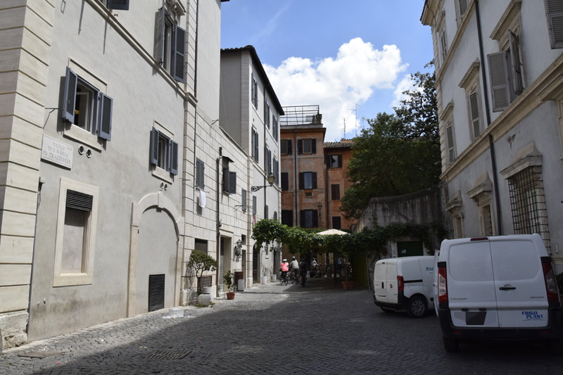 Vicolo_di_S_Maria_in_Trastevere (2)