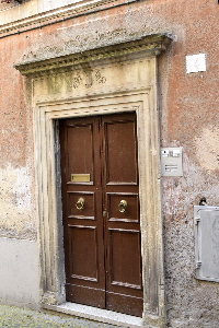 Via_Titta_Scarpetta-Palazzo_al_n_4-Portone (2)