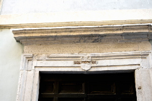 Via_dei_Vascellari-Chiesa_di_S_Andrea-Architrave
