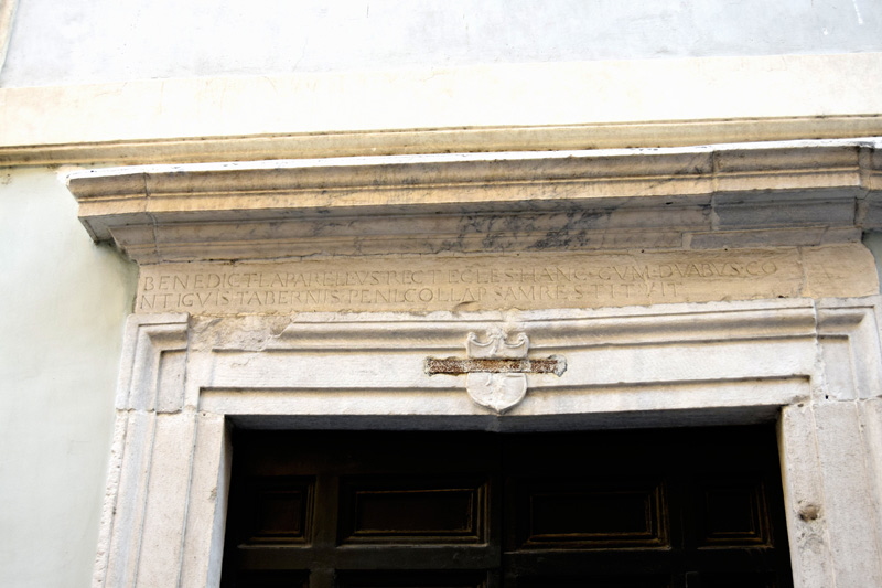 Via_dei_Vascellari-Chiesa_di_S_Andrea-Architrave