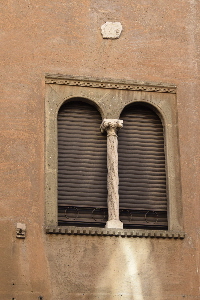 Via_dei_Vascellari-Palazzo_al_n_45-Bifora