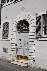 Via_di_S_Francesco_di_Sales-Palazzo_al_n_88-Portone
