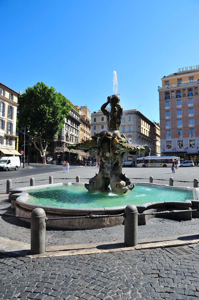 Piazza_Barberini-Fontana_centrale (2)