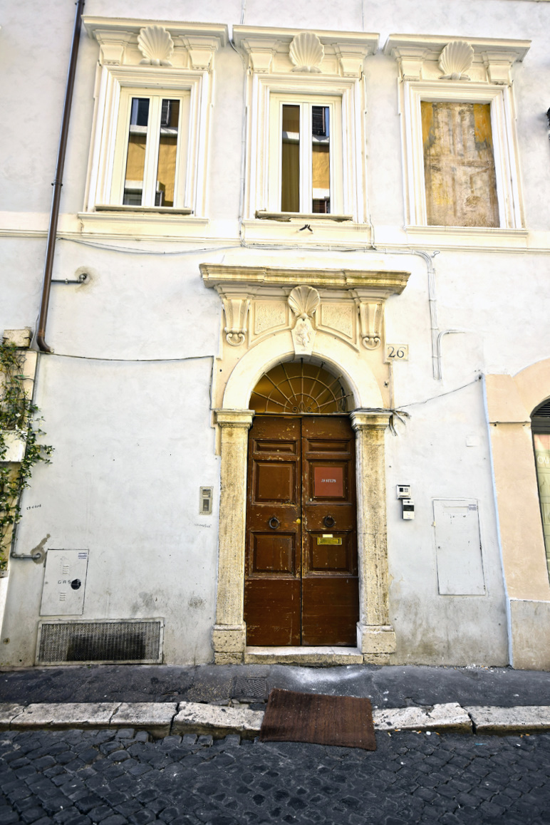 Via_dei_Crociferi-Palazzo_al_n_29-Portone