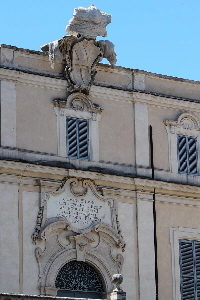 Piazza_del_Quirinale-Palazzo del Quirinale-Scuderie-Lapide_e_stemma_Clemente_XII-1730