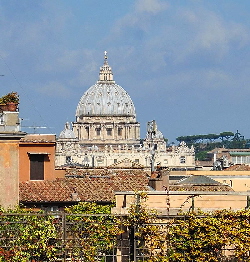 Piazza_del_Quirinale-Vista_del_Cupolone