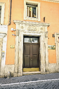Via_dei_Crociferi-Palazzo_al_n_19-Portone