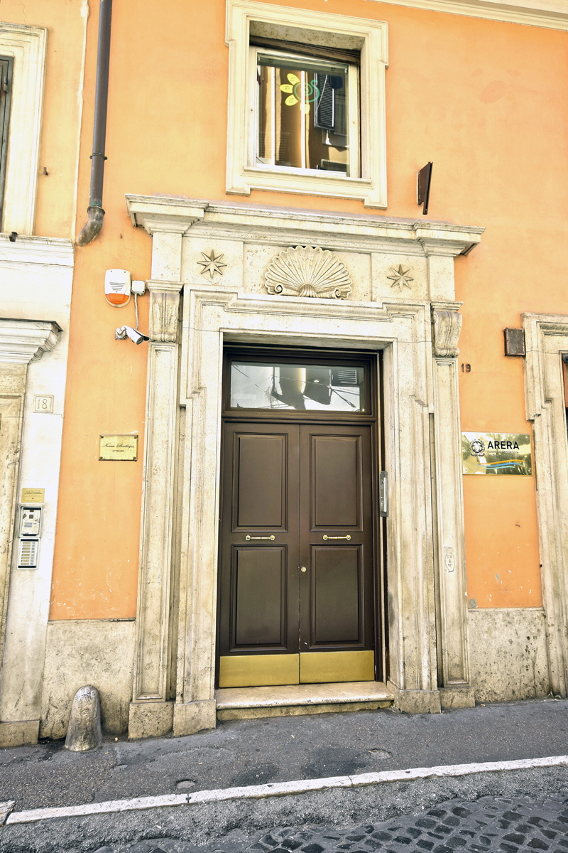 Via_dei_Crociferi-Palazzo_al_n_19-Portone