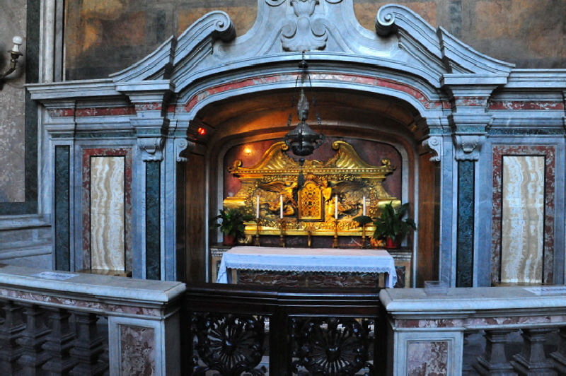 Via_del_Corso-Chiesa dei_SS_Ambrogio_e_Carlo-Reliquario_cuore_S_Carlo