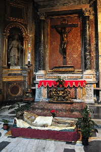 Via_del_Corso-Chiesa_di_S_Giacomo-Cappella_del_Crocifisso (2)