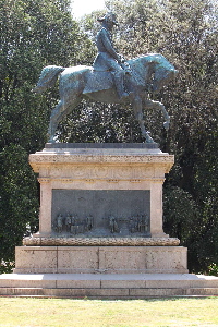 Via_del_Quirinale-Giardini-Monumento a Vittorio_Emanuele_II