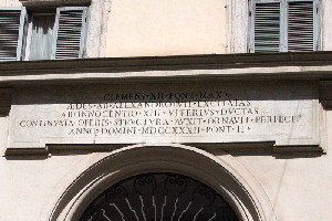 Via_del_Quirinale-Palazzo del Quirinale-Lapide_di_Clemente_VII-1732 (2)