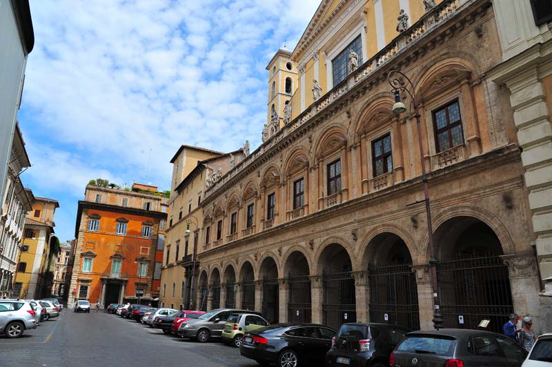 Piazza_SS_Apostoli-Chiesa_dei_SS_Apostoli