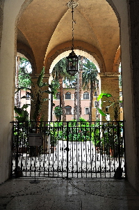 Via_del_Plebiscito-Palazzo_Venezia-Chiostro