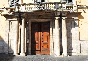 Via_della_Stamperia-Palazzo_della_Stamperia-Portone
