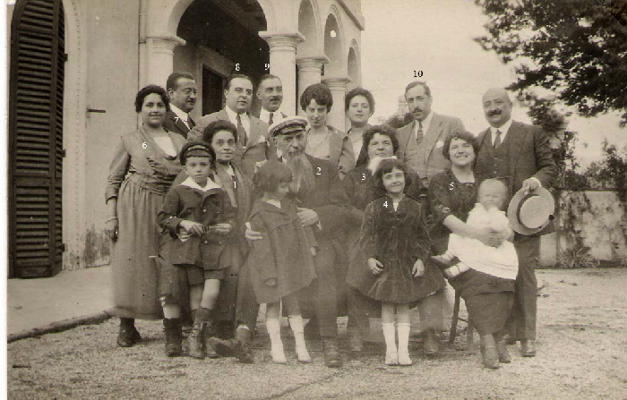 Famiglia_Pizzi_in_villa_a_Grotta2